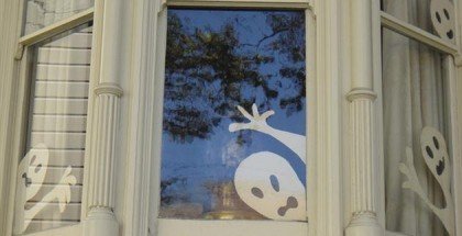 Siluetas fantasmas ventana halloween