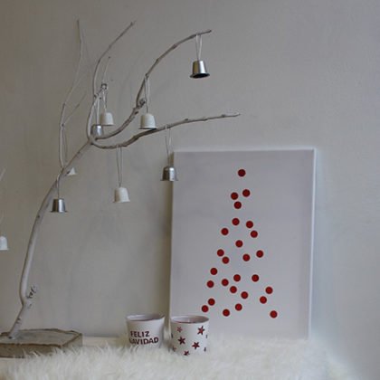 Árbol de navidad DIY hecho con materiales reutilizables