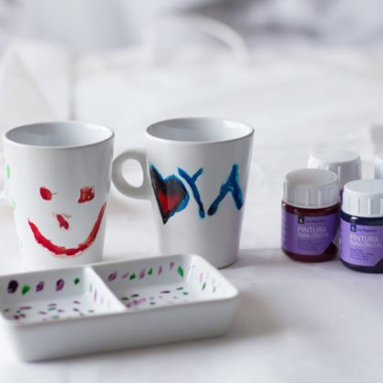 Pintar tazas de cerámica como regalo exprés para el Día de la Madre