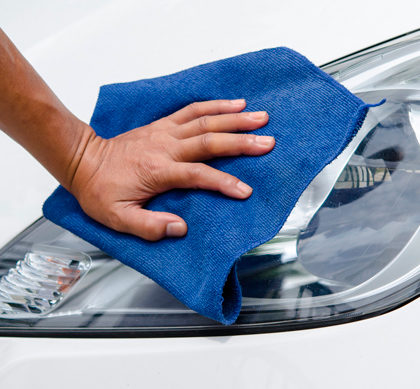 Cómo limpiar los faros del coche